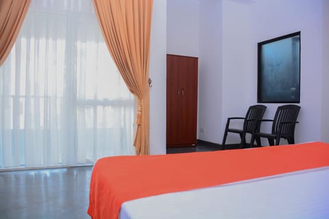 Deluxe Room, 1 Queen Bed, Smoking | Premium bedding, in-room safe, soundproofing, bed sheets