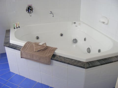 Bollywood Suite | Jetted tub