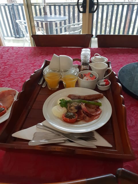Daily full breakfast (AUD 20.00 per person)