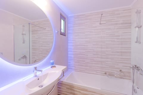 Junior Studio Suite | Bathroom | Rainfall showerhead, free toiletries, hair dryer, towels