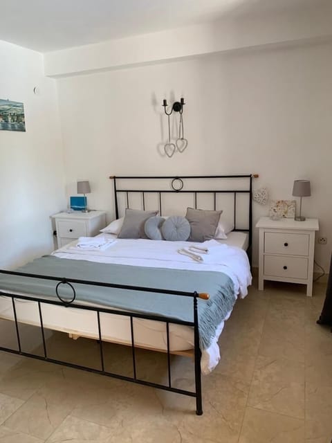 Ground floor double room, overlooking terraces