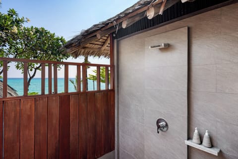 Beachfront Junior Suite | Bathroom | Free toiletries, hair dryer, bathrobes, slippers