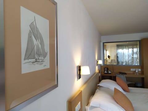 Deluxe Room, 1 Queen Bed, Non Smoking, Sea View | Premium bedding, minibar, in-room safe, desk