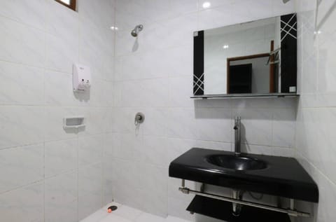 Executive Room | Bathroom | Shower, free toiletries, hair dryer, towels