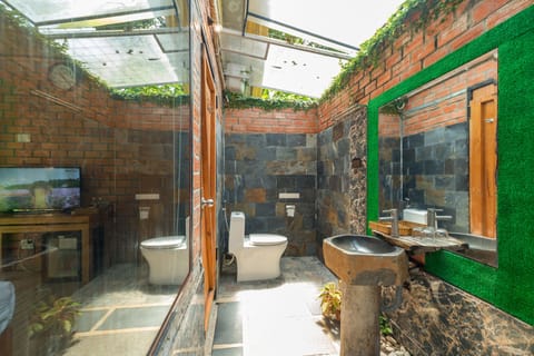 Bungalow Triple with Pool View | Bathroom | Shower, hydromassage showerhead, free toiletries, hair dryer