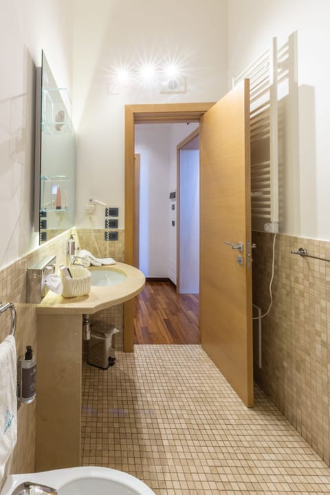 Junior Suite | Bathroom | Free toiletries, bathrobes, slippers, bidet