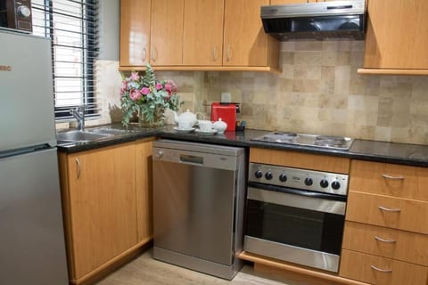 City Apartment, Multiple Beds, Non Smoking | Private kitchen | Fridge, microwave, oven, stovetop