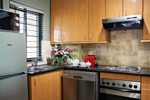 City Apartment, Multiple Beds, Non Smoking | Private kitchen | Fridge, microwave, oven, stovetop
