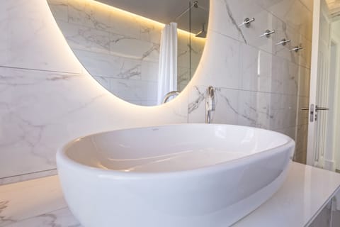 Deluxe Apartment, 3 Bedrooms | Bathroom | Shower, free toiletries, hair dryer, towels