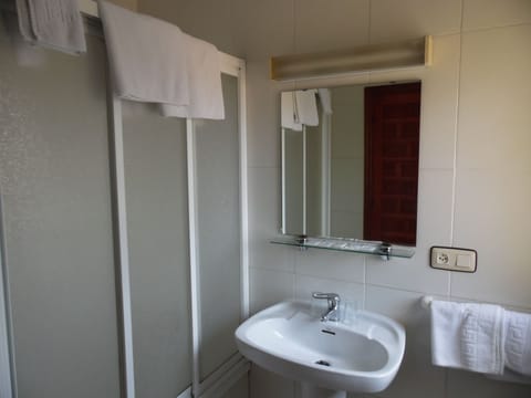 Double Room Single Use | Bathroom | Combined shower/tub, towels