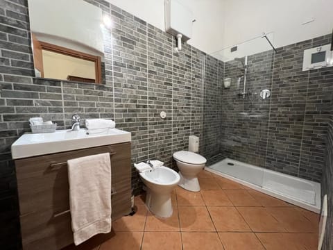 Double Room (Giglio) | Bathroom | Shower, rainfall showerhead, free toiletries, hair dryer
