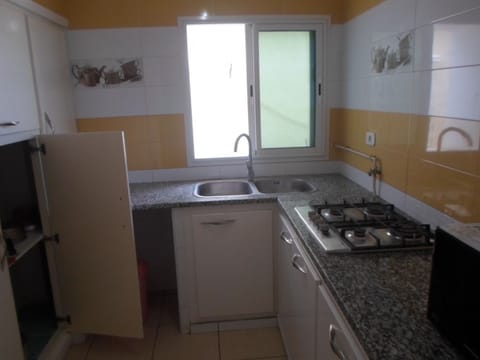 Apartment, 2 Bedrooms | Private kitchen | Fridge, oven, stovetop, cookware/dishes/utensils