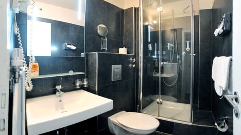 Single Room, Non Smoking, Courtyard View | Bathroom | Free toiletries, hair dryer, towels