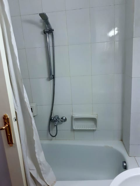 Deluxe Double Room Single Use, 2 Twin Beds, River View | Bathroom shower