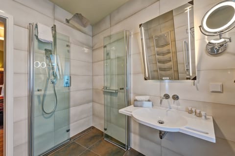 Shower, rainfall showerhead, free toiletries, hair dryer