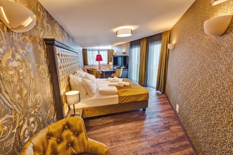 Deluxe Double Room, Non Smoking (Gold) | Minibar, in-room safe, individually decorated, desk