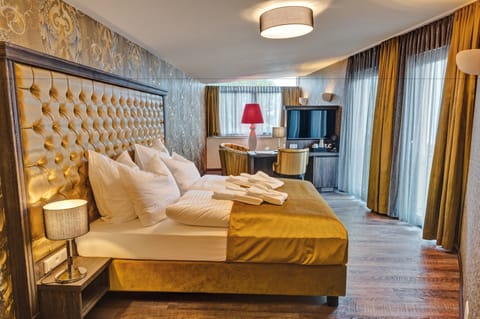 Deluxe Double Room, Non Smoking (Gold) | Minibar, in-room safe, individually decorated, desk