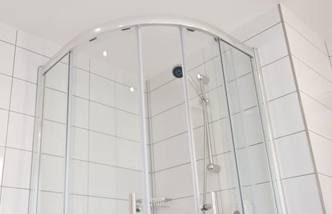 Double Room | Bathroom shower