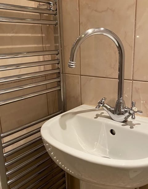 Twin Room, Ensuite | Bathroom sink