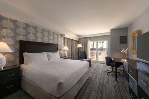 Room, 1 King Bed, Marina View | Premium bedding, in-room safe, desk, laptop workspace