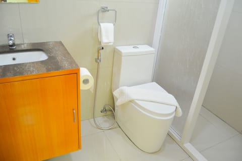 Standard Room, Balcony | Bathroom | Shower, free toiletries, hair dryer, towels