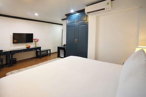 City Double Room, City View | Minibar, in-room safe, desk, soundproofing