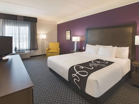 Room, 1 King Bed, Non Smoking | Premium bedding, desk, blackout drapes, iron/ironing board