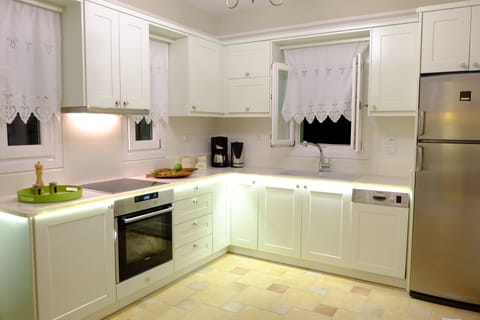 Villa, 3 Bedrooms | Private kitchen | Full-size fridge, microwave, oven, stovetop