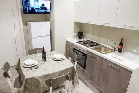 Luxury Apartment, 1 Bedroom, Private Bathroom | Private kitchenette | Fridge, microwave, oven, stovetop