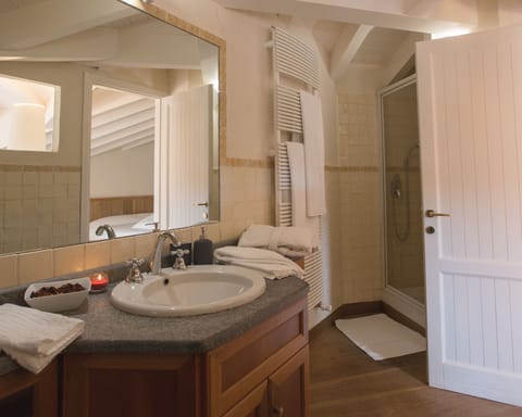 Deluxe Quadruple Room | Bathroom | Shower, free toiletries, hair dryer, bathrobes