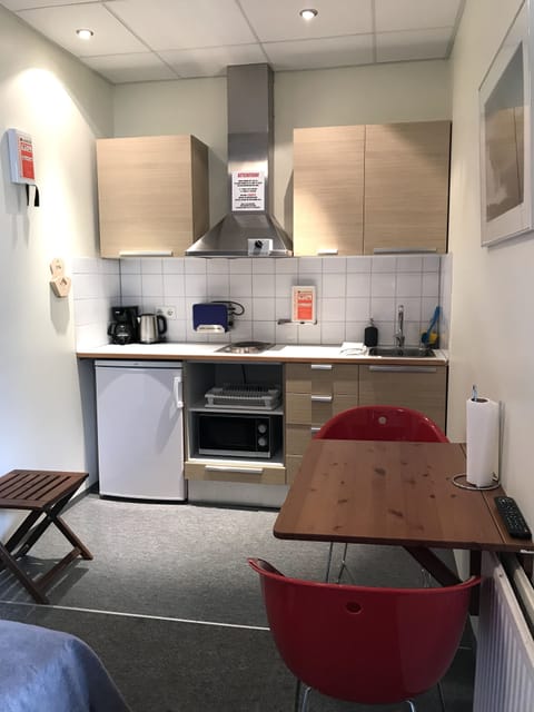 Large Studio, Kitchenette | Private kitchenette | Fridge, microwave, stovetop, coffee/tea maker