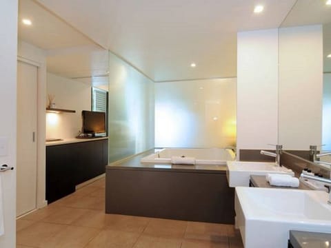 Deluxe Studio Suite, 1 King Bed, Jetted Tub, Pool View | Bathroom | Free toiletries, hair dryer, towels, soap