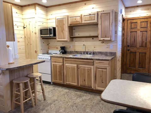 Deluxe Cabin, Multiple Beds | Private kitchen | Microwave