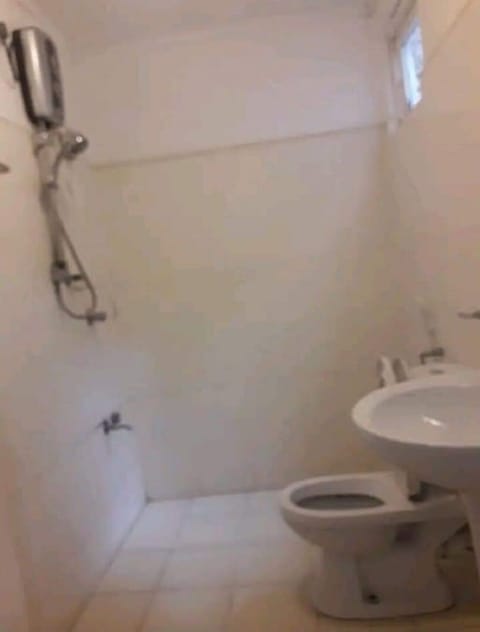 Standard Triple Room | Bathroom | Shower, rainfall showerhead, free toiletries, towels