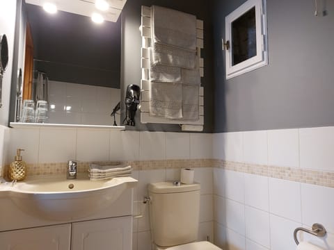 Comfort Suite, Private Bathroom, Garden View | Bathroom | Free toiletries, hair dryer, towels, soap