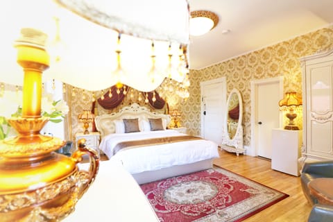 Premier Room, 1 King Bed, City View - Second Floor | Frette Italian sheets, premium bedding, minibar, blackout drapes