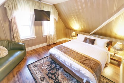 Comfort Room, 1 Queen Bed, City View - Third Floor | Frette Italian sheets, premium bedding, minibar, blackout drapes