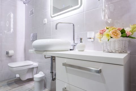 Deluxe Double Room, 1 King Bed | Bathroom | Shower, rainfall showerhead, free toiletries, hair dryer