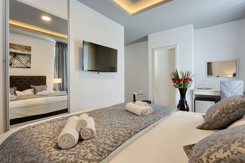 Deluxe Double Room, 1 King Bed | 1 bedroom, premium bedding, minibar, in-room safe