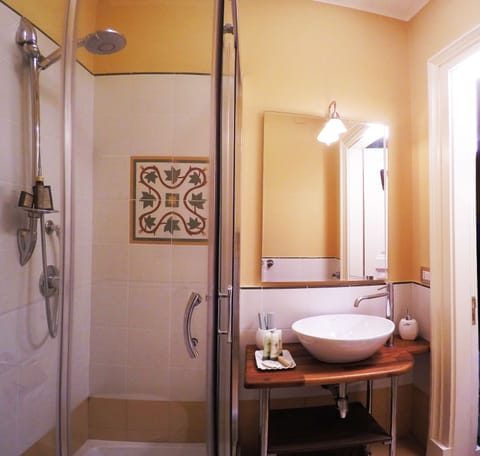 Comfort Double Room, Balcony | Bathroom | Shower, free toiletries, bidet, towels