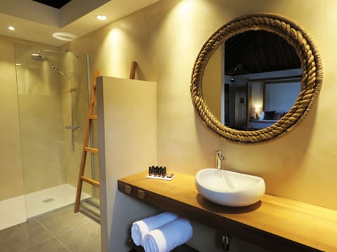 Grand Suite (N9) | Bathroom | Shower, free toiletries, hair dryer, towels