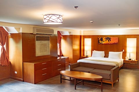 Executive Suite | Premium bedding, in-room safe, desk, blackout drapes