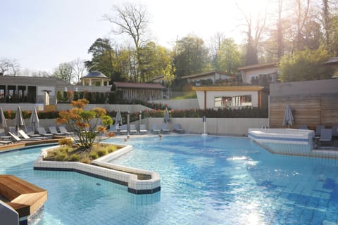 Indoor pool, 2 outdoor pools