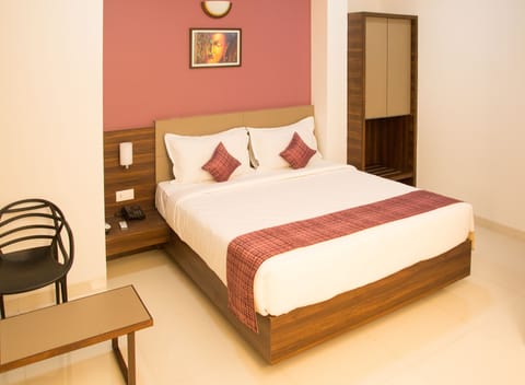 Executive Room, 1 King Bed | Individually decorated, individually furnished, iron/ironing board