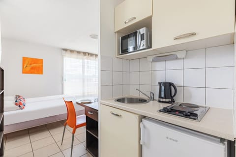 Twin Studio | Private kitchen | Fridge, microwave, coffee/tea maker, highchair