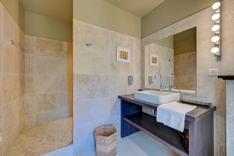 Standard Triple Room | Bathroom | Towels
