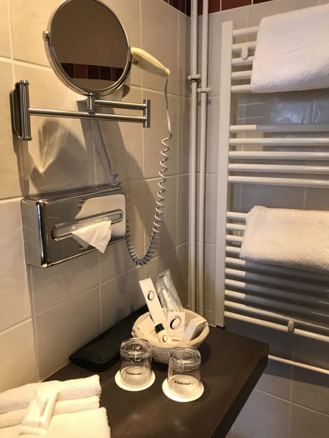 Superior Double or Twin Room | Bathroom amenities | Combined shower/tub, free toiletries, hair dryer, towels