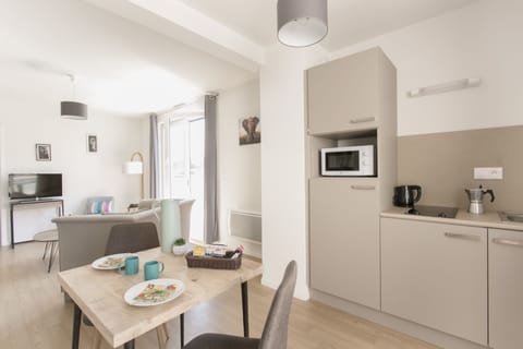 Apartment (T2) | Private kitchenette | Fridge, microwave, stovetop, coffee/tea maker