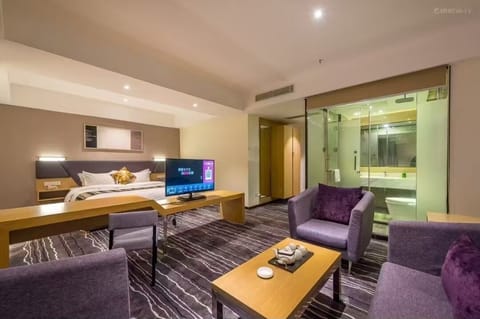 Superior Suite | Laptop workspace, free WiFi