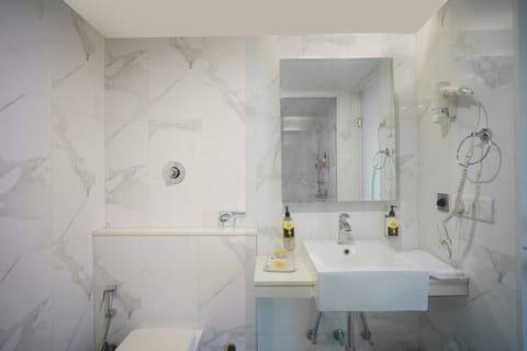 Royal Duplex Suite | Bathroom | Shower, free toiletries, towels